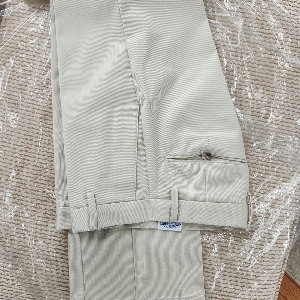 Men's Docker's Signature Khaki, Slim Fit, 28x30 Cream Pants, Like Neq